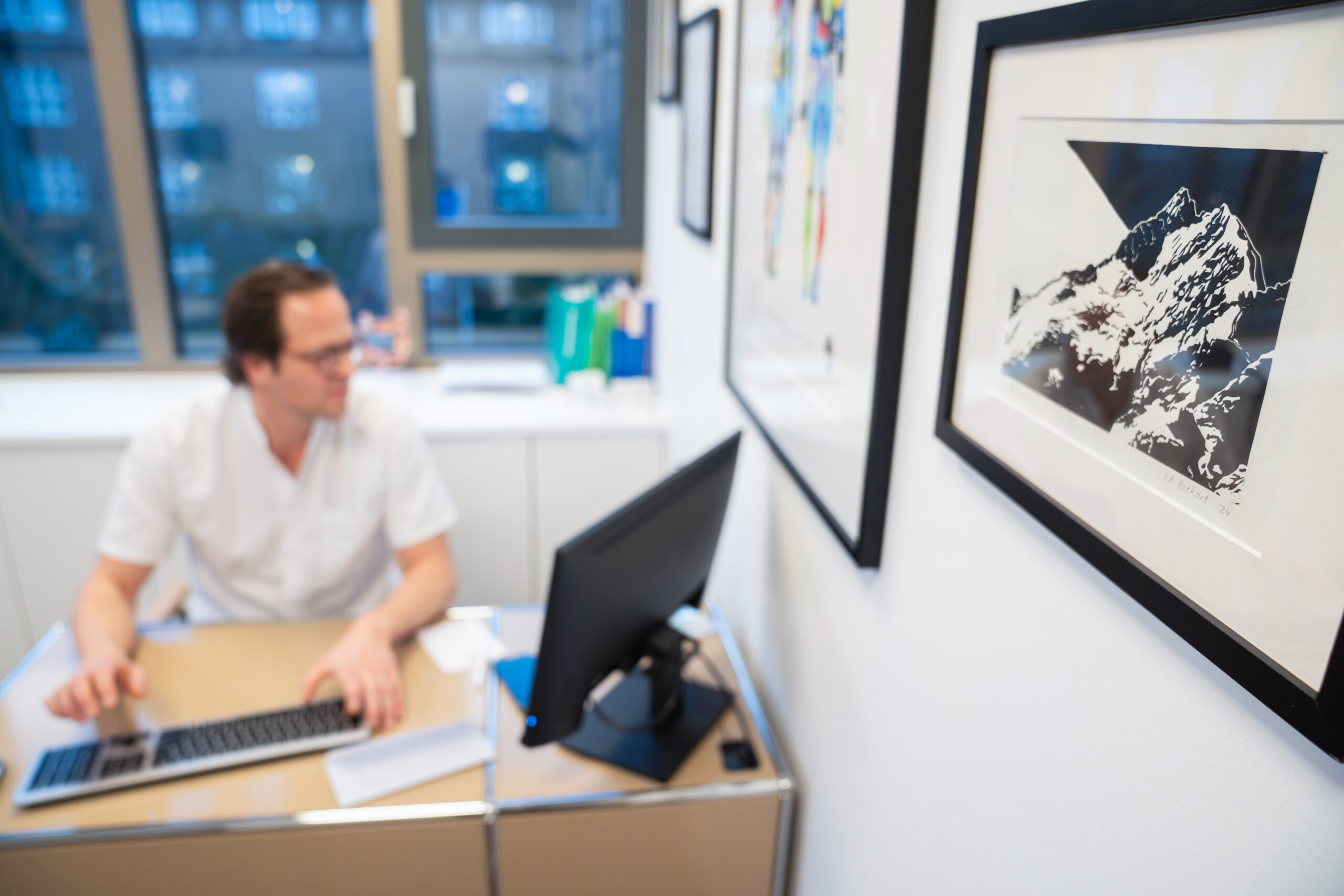 Am Computer im Colomedicum Hamburg sitzt PD Dr. med. Michael Tachezy