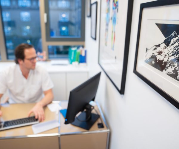 Am Computer im Colomedicum Hamburg sitzt PD Dr. med. Michael Tachezy